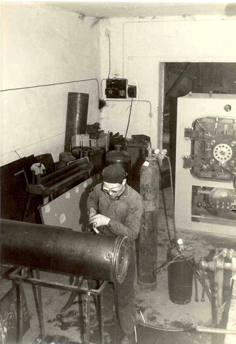 <span style="color:#282828;">1949</span><br/>IL PRIMO STERILIZZATORE A VAPORE SATURO “DE LAMA”