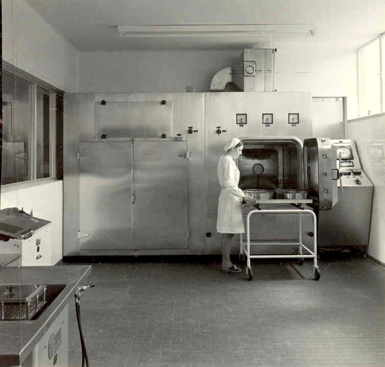 <span style="color:#282828;">1964</span><br/>LE PREMIER STÉRILISATEUR À VAPEUR SATUREÉ AVEC CYCLE POUR LES LIQUIDES DANS DES RÉCIPIENTS SCELLÉS